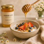 VANBIJEN Bloemenhoning bij een kom yoghurt